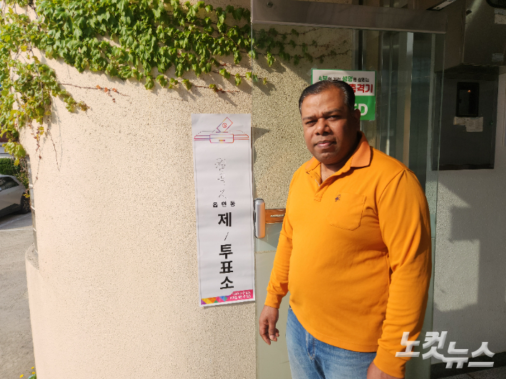 22대 총선 본투표소가 마련된 광주 광산구 월곡2동 행정복지센터에 박혜성(49)씨가 투표를 마치고 나오는 모습. 박성은 기자