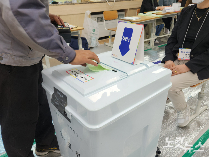 22대 총선 본투표소가 마련된 광주 서구 운천초등학교에 한 유권자가 투표권을 행사하고 있다. 박성은 기자