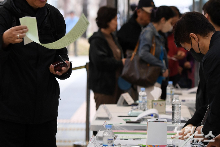 투표소에서 유권자들이 소중한 한 표를 행사하고 있다. 박종민 기자