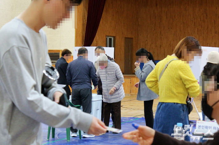 22대 국회의원 선거일인 10일 충북 청주시 율량동 율량초등학교에 마련된 투표소에서 유권자들이 투표에 참여하고 있다. 최범규 기자