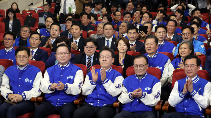 더불어민주당 이재명 대표, 이해찬·김부겸 상임공동선거대책위원장 등 당 지도부가 10일 오후 서울 영등포구 여의도 국회 의원회관에 마련된 제22대 국회의원선거(총선) 민주당 개표 상황실에서 방송사 출구조사 결과를 지켜보며 환호하고 있다. 연합뉴스