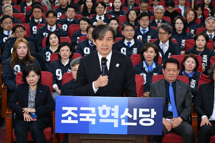 조국혁신당 조국 대표와가 10일 국회에서 총선 출구조사 결과 발표 후 소감을 밝히고 있다. 연합뉴스 