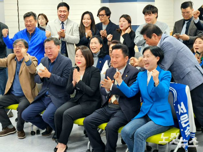 제22대 국회의원 투표일인 10일 부산 부산진구 더불어민주당 부산시당에서 후보들과 당직자들이 방송 3사 출구조사 결과에 환호하고 있다. 김혜민 기자 