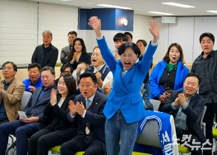 제22대 국회의원 투표일인 10일 부산 부산진구 더불어민주당 부산시당에서 후보들과 당직자들이 방송 3사 출구조사 결과에 함성을 내지르고 있다. 김혜민 기자 