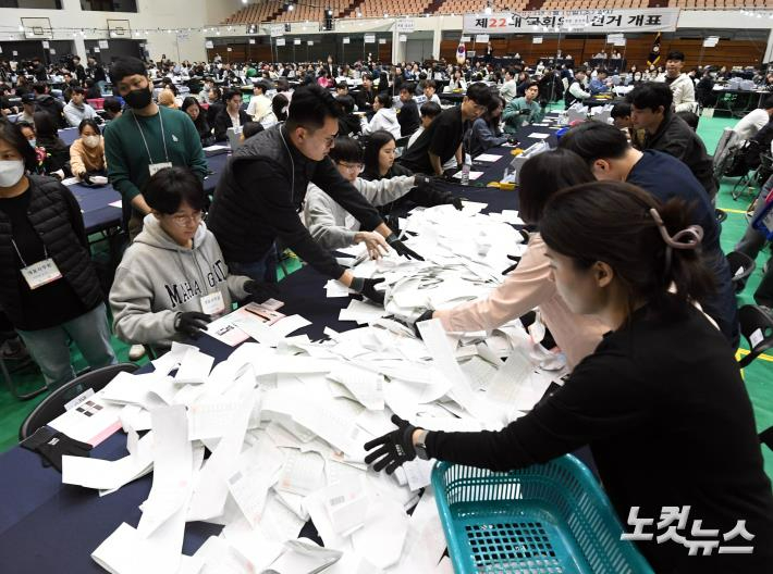 제22대 국회의원 선거일인 10일 오후 서울 관악구 서울대 체육관에 마련된 개표소에서 개표사무원들이 개표 작업을 하고 있다. 황진환 기자