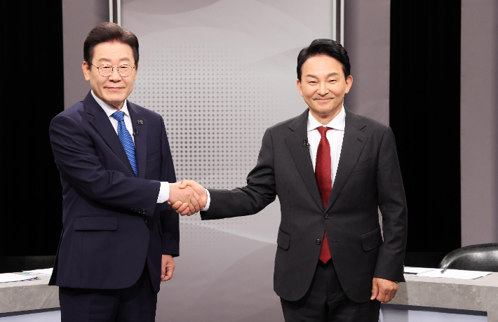 후보자 토론회서 악수하는 이재명 민주당 대표와 원희룡 전 국토교통부 장관. 연합뉴스 