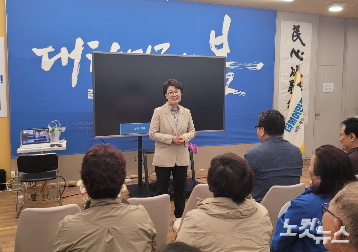 전남 최대 격전지인 순천·광양·곡성·구례을 선거구에서 당선이 확실시되는 더불어민주당 권향엽 당선인이 선거 사무실에서 지지자들에게 소감을 발표하고 있다. 유대용 기자