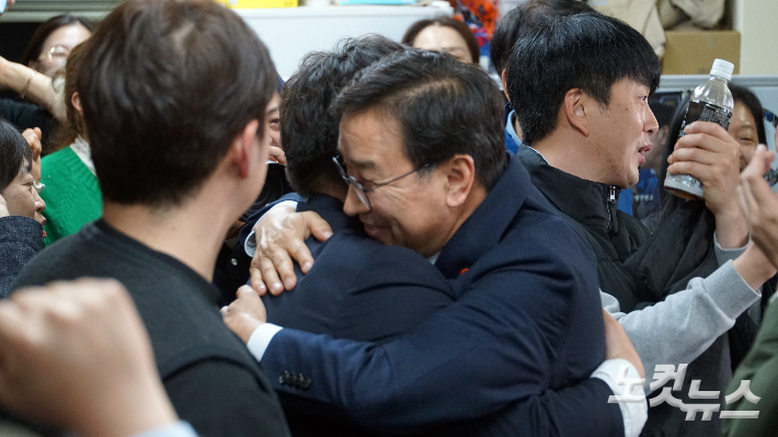 지지자들과 포옹하는 위성곤 당선인. 고상현 기자