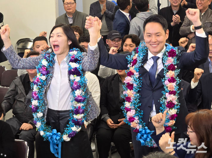 제주시을 선거구 민주당 김한규 당선인이 부인과 함께 당선 축하를 받고 있다. 이인 기자 