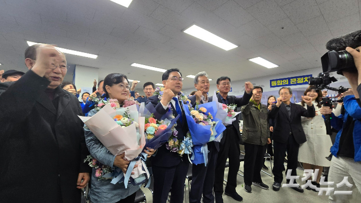 당선에 환호하는 더불어민주당 허성무 후보. 이상현 기자