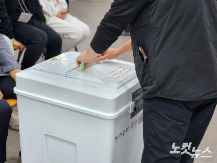 제22대 국회의원 선거일인 10일 오전 부산 연제구 연산5동 행정복지센터에서 시민들이 투표를 하고 있다. 정혜린 기자