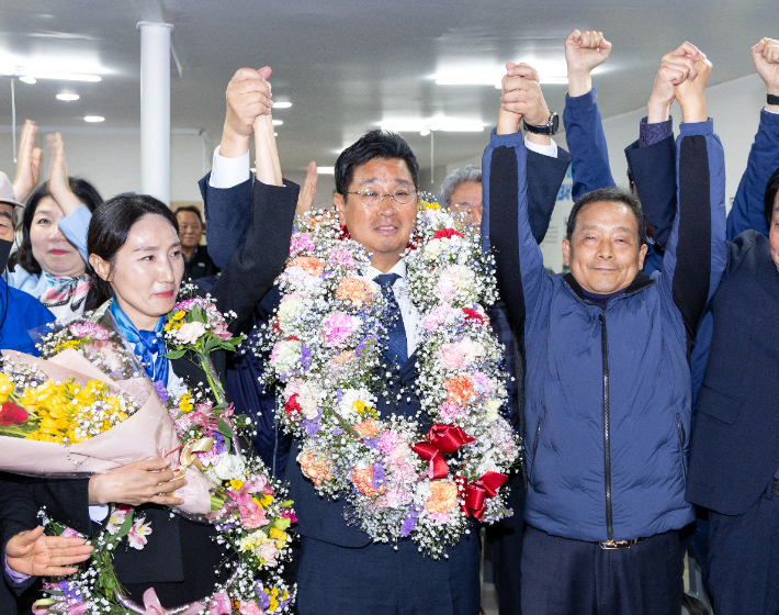 제22대 총선 울산 동구 더불어민주당 김태선 후보가 당선이 확실시되자 환호하고 있다. 연합뉴스