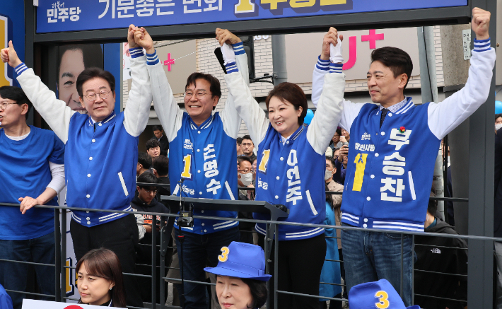 더불어민주당 이재명 대표가 6일 경기 용인시 수지구 풍덕천사거리에서 손명수, 이언주, 부승찬 등 이 지역 후보들 지원 유세를 하고 있다. 연합뉴스