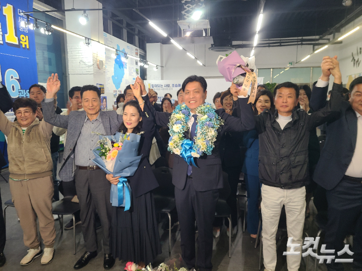 민주당 조승래 후보가 당선이 확실시 되면서 캠프에서 꽃다발을 들고 기념촬영을 하고 있다. 김정남 기자