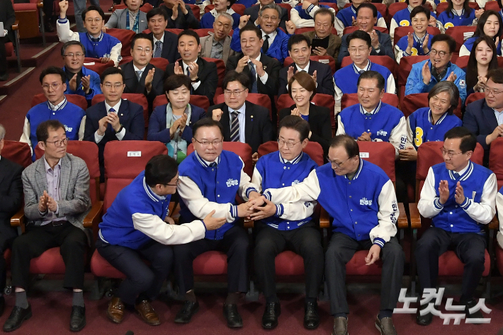 이재명 더불어민주당 대표, 이해찬·김부겸 상임공동선거대책위원장, 홍익표 원내대표가 10일 오후 서울 여의도 국회 의원회관에 마련된 제22대 국회의원선거(총선) 개표 상황실에서 방송사 출구조사 결과를 지켜본 뒤 손을 잡고 있다. 윤창원 기자