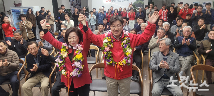 11일 오전 당선이 확실시되면서 선거사무소에 모인 지지자들과 함께 기뻐하고 있는 국민의힘 권성동 후보. 전영래 기자