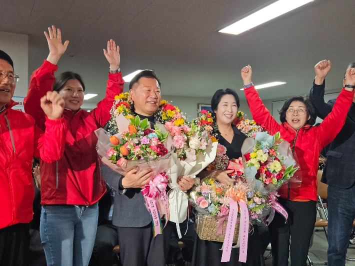 10일 오후 당선이 확실시되자 지지자들과 함께 환호하고 있는 국민의힘 이양수 후보. 이 후보 선거캠프 제공