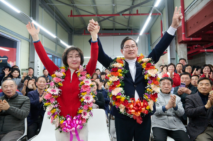 11일 새벽 부산 남구 국민의힘 박수영 후보가 당선이 결정되자 기뻐하고 있다. 박 후보 캠프 제공