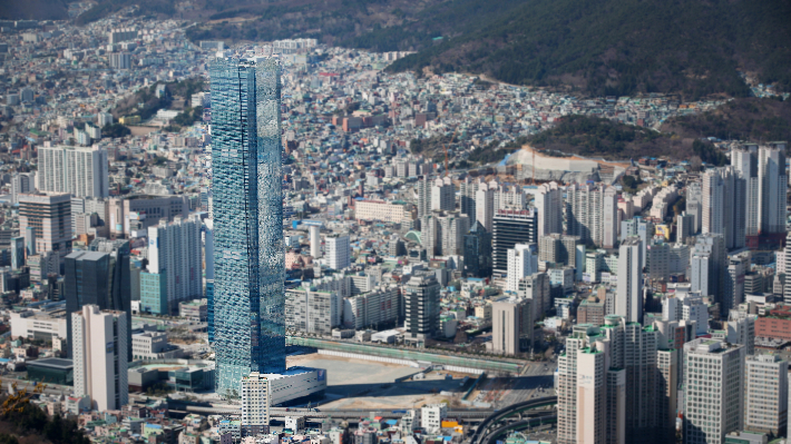 한국주택금융공사가 입주해 있는 부산국제금융센터(BIFC). 자료사진