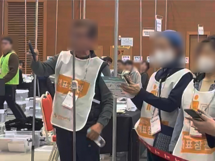 부산 해운대갑 선거구 개표소에서 무효표 판정을 두고 개표참관인들이 강하게 항의하고 있다. 독자 제공