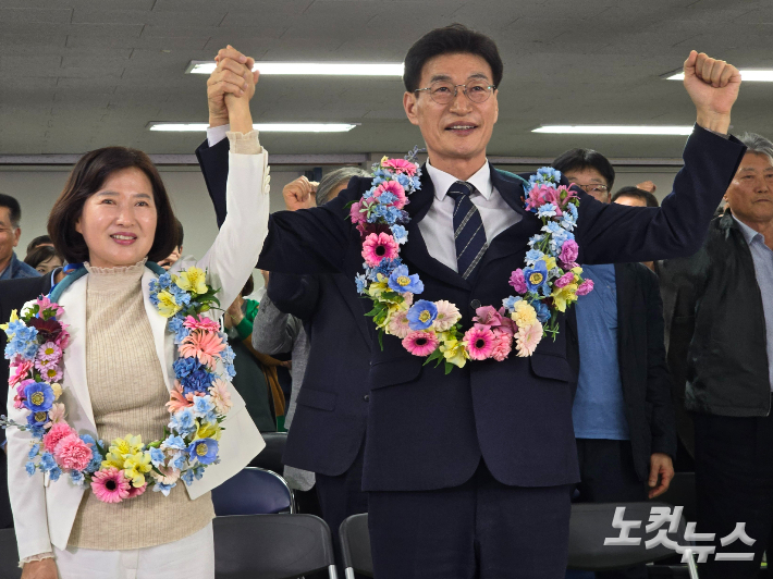 제주시갑 선거구 민주당 문대림 당선인이 배우자와 함께 축하를 받고 있다. 이인 기자  