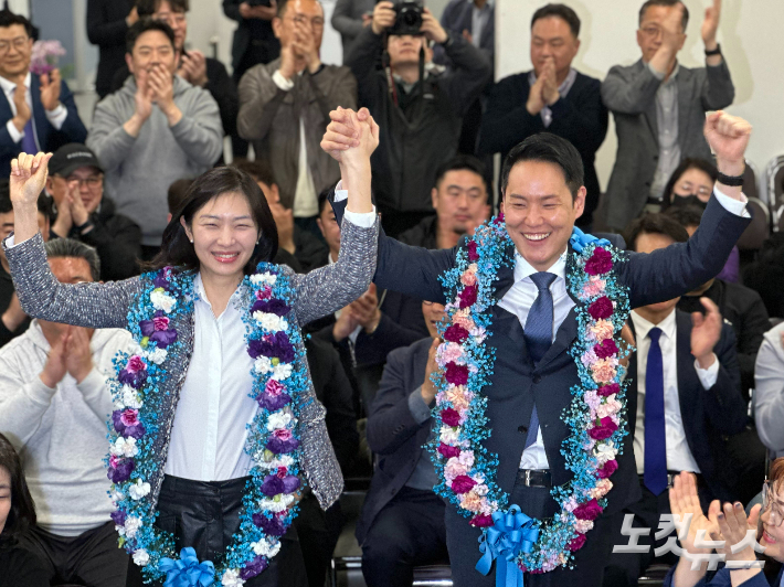 당선이 확정된 제주시을 민주당 김한규 후보가 배우자와 함께 기뻐하고 있다. 이인 기자 