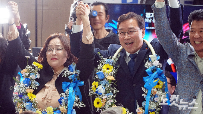 위성곤 서귀포시 선거구 후보가 배우자와 함께 당선의 기쁨을 만끽하고 있다. 고상현 기자 