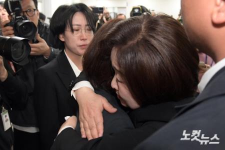 녹색정의당 심상정 원내대표가 11일 서울 여의도 국회 소통관에서 제22대 총선 결과 관련 입장발표 기자회견을 마치고 이동하며 이은주 전 의원과 포옹을 하고 있다. 심 의원은 이날 "진보정치의 소임을 내려놓으려 한다"며 정계 은퇴를 시사했다.