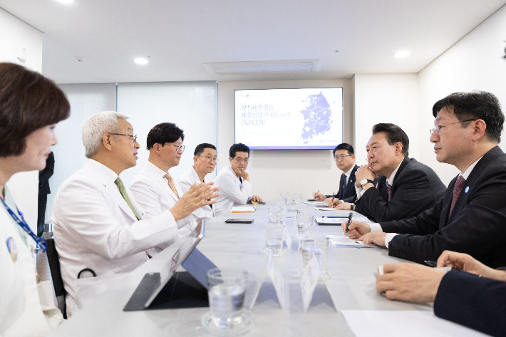 윤석열 대통령이 9일 경기 부천시 소사구의 심장전문병원인 부천세종병원을 방문해 의료진과 간담회를 하고 있다. 대통령실 제공. 연합뉴스