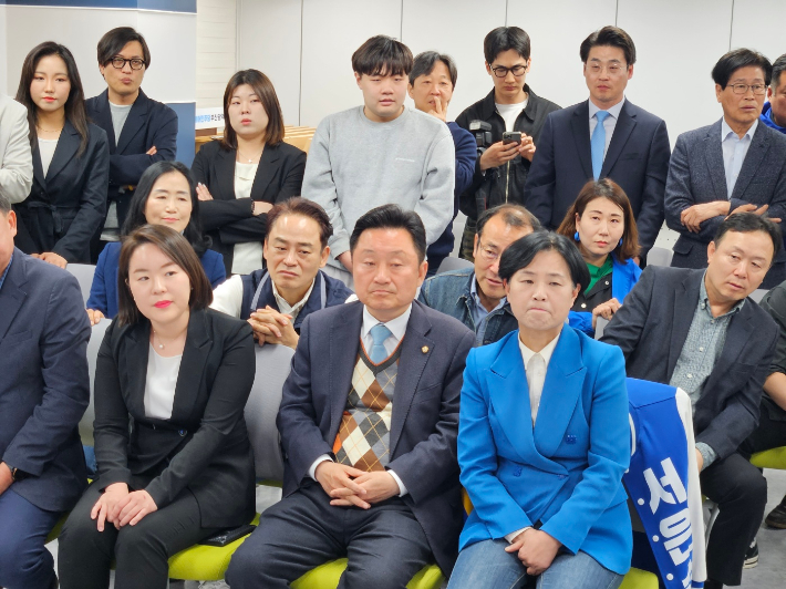 제22대 국회의원 선거일인 10일 더불어민주당 부산시당에서 후보들과 당직자들이 굳은 표정으로 방송3사 출구조사 결과를 지켜보고 있다. 김혜민 기자