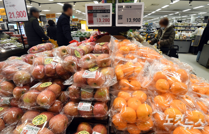 서울시내 대형마트에서 채소, 과일 등을 구매하고 있는 시민들의 모습. 황진환 기자