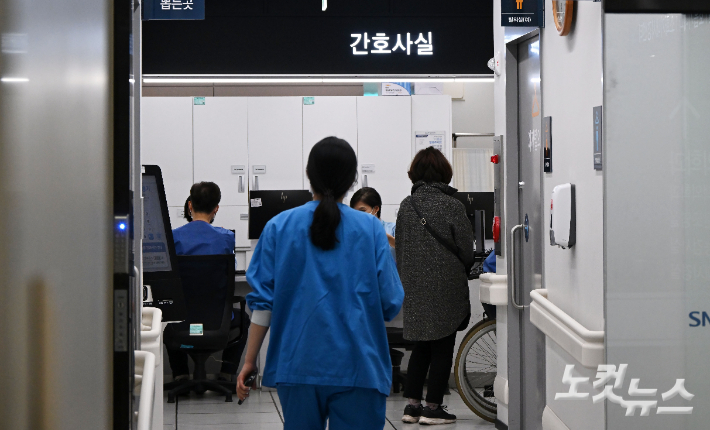 지난달 7일 서울 한 대학병원에서 간호사들이 분주하게 업무를 보고 있다. 황진환 기자