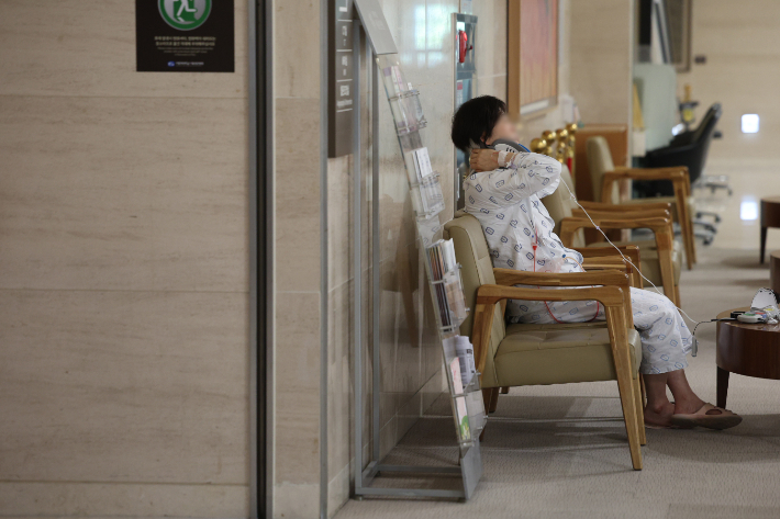 의정갈등이 계속되는 가운데 지난 10일 서울 시내의 한 대학병원에서 환자가 앉아 있다. 연합뉴스