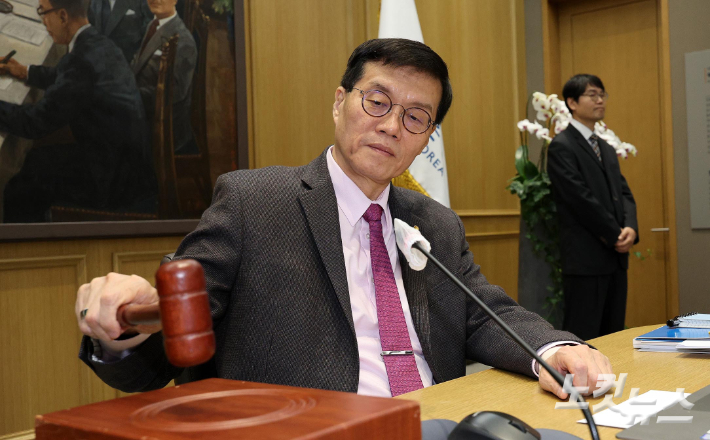 이창용 한국은행 총재가 서울 중구 한국은행에서 열린 금융통화위원회에서 의사봉을 두드리고 있다. 사진공동취재단