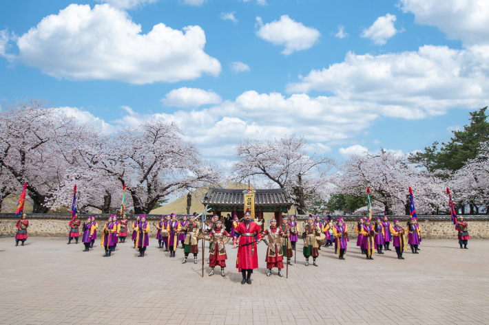 신라고취대가 지난해 3월 벚꽃시즌을 맞아 분황사에서 야외 특별공연을 펼치고 있다. 경주시 제공