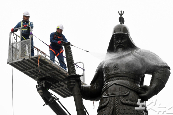 서울 광화문광장 이순신 장군 동상 세척작업. 황진환 기자 