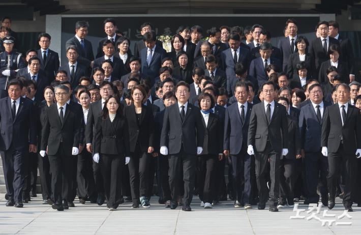 현충원 참배 마친 이재명 대표와 당선인들