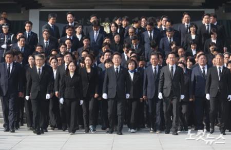 현충원 참배 마친 이재명 대표와 당선인들