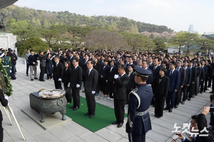 이재명 대표, 22대 총선 당선인들과 국립현충원 참배
