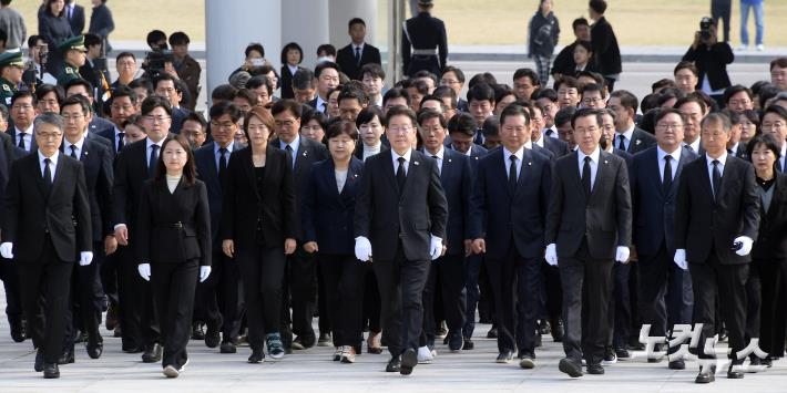 이재명 대표, 당선인들과 현충원 참배