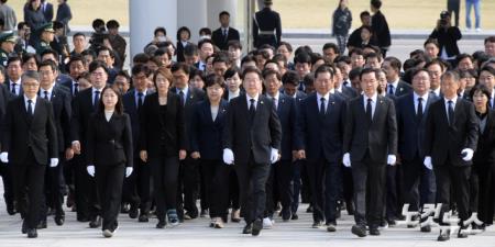 이재명 대표, 당선인들과 현충원 참배