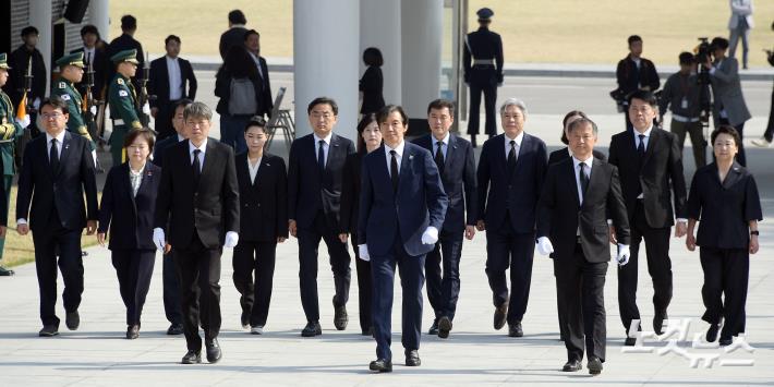 현충탑으로 향하는 조국 대표와 당선인들