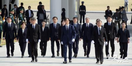 현충탑으로 향하는 조국 대표와 당선인들