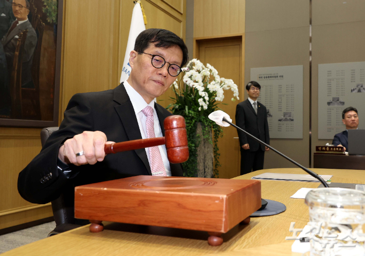 이창용 한국은행 총재가 12일 서울 중구 한국은행에서 열린 금융통화위원회에서 의사봉을 두드리고 있다. 사진공동취재단