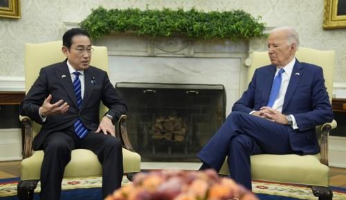 조 바이든 미국 대통령(오른쪽)과 기시다 후미오 일본 총리가 10일(현지시간) 백악관 사우스론에서 열린 국빈 환영행사를 마친 뒤 오벌 오피스에서 회담하고 있다. 연합뉴스