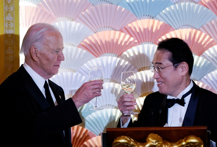 조 바이든 미국 대통령(왼쪽)과 기시다 후미오 일본 총리가 10일(현지시간) 워싱턴 DC 백악관에서 열린 국빈 만찬에서 건배하고 있다. 연합뉴스