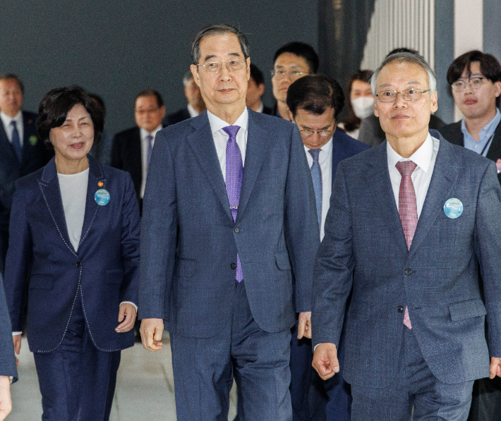 윤석열 대통령에게 사퇴 의사를 표명한 것으로 알려진 한덕수 국무총리가 11일 오전 서울 서대문구 국립대한민국임시정부기념관에서 열린 제105주년 대한민국 임시정부수립 기념식 참석 뒤 전시물 관람을 마친 뒤 굳은 표정으로 행사장을 빠져나가고 있다. 연합뉴스