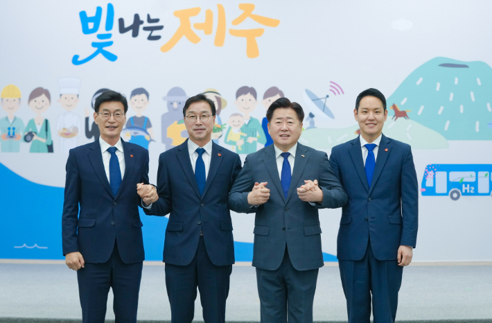 오영훈 제주지사(오른쪽에서 두번째)와 4.10 총선 제주 당선인들이 제주 현안 해결을 위해 손을 맞잡았다. 제주도 제공