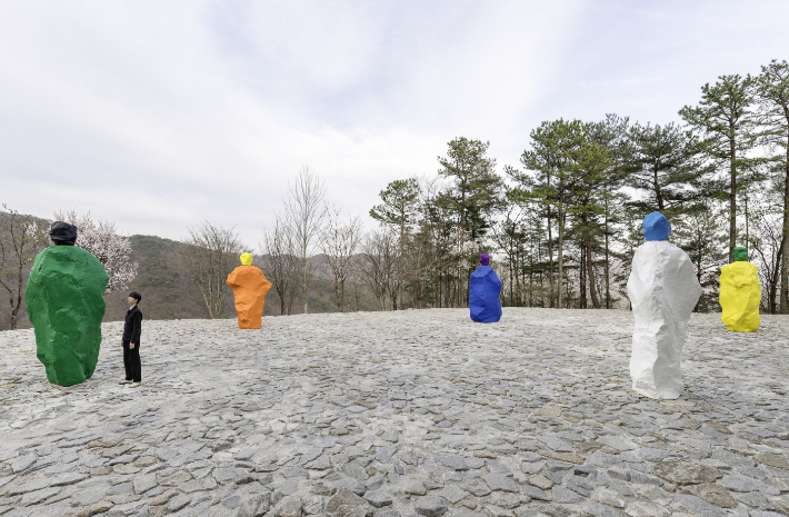 야외 스톤가든에 전시된 '수녀와 수도승' 조각. 뮤지엄 산 제공