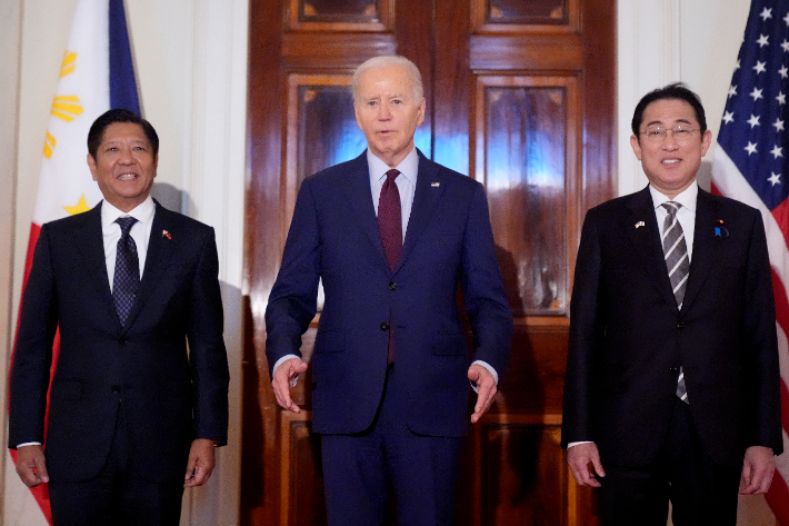 11일(현지시간) 조 바이든 미국 대통령(가운데)과 기시다 후미오 일본 총리(오른쪽), 페르디난드 마르코스 필리핀 대통령(왼쪽)이 워싱턴DC 백악관에서 나란히 선 모습. 연합뉴스